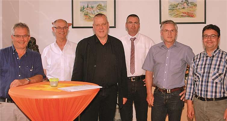 Energieberater Horst Ewenz, Planer Dieter Hoffmann, Solarfachmann Jörg Wagenknecht, Michael Sterr, 1. Vorsitzender des Wirtschaftsforums, Ortsbürgermeister Christian Robenek und Heizungsfachmann Ulrich Weingarten informierten Hausbesitzer über energetische Sanierungsmaßnahmen. WT