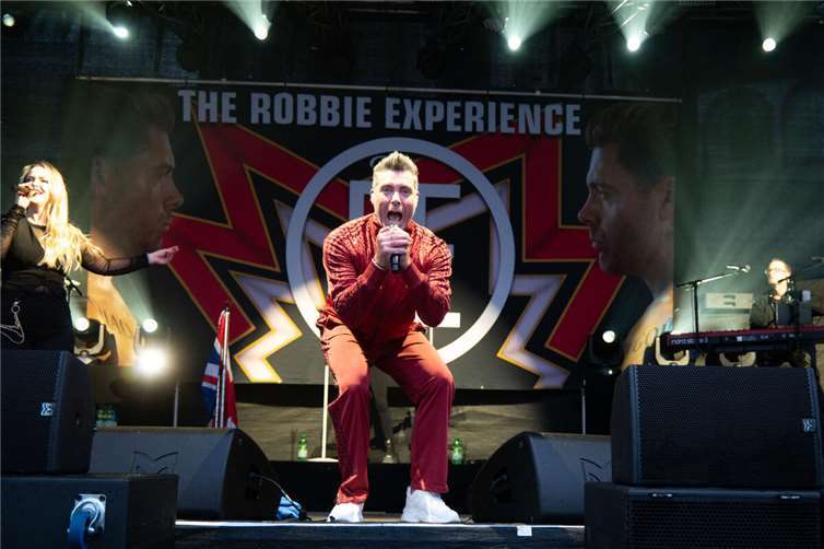 Energiegeladen und zum Verwechseln ähnlich mit dem Original fegte Mario Nowak alias Robbie Williams über die Bühne.
