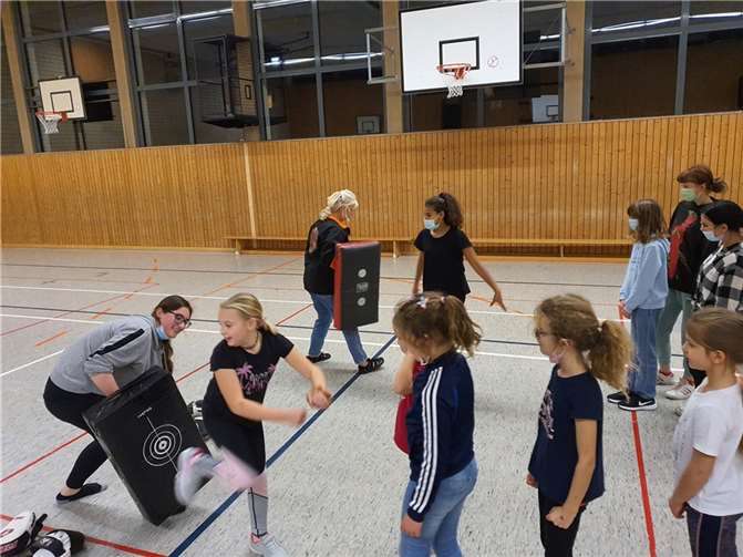 Energiegeladen, voller Power und mit klaren lauten Stimmen haben 28 Mädchen zwischen 8 und 17 Jahren einen Selbstsicherheits– und Selbstbehauptungskurs absolviert.Quelle: Kreis Neuwied