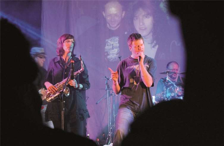 Energiegeladen wie eh und je ist Frontmann Uwe Bell von Gory Daze. RERE