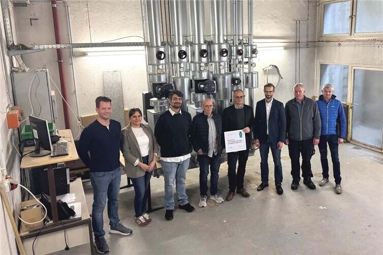 Energiesparen in der Schule ist eine Teamleistung. Das haben beim Ortstermin im Heizungskeller der Heinrich-Roth-Schule die Beteiligten unter Beweis gestellt. Mit dabei waren (v.l.) Thilo Walet und Michelle Najmula vom Energie-Team, Alexander Kuhn von der Energieagentur RLP, Johannes Noll und Markus Felsing (Energie-Team), Bürgermeister Ulrich Richter-Hopprich, Hausmeister Christian Ihl sowie Schulleiter Franz-Josef Gerz. Foto: VG Montabaur / Anna-Sophia Krummeich)