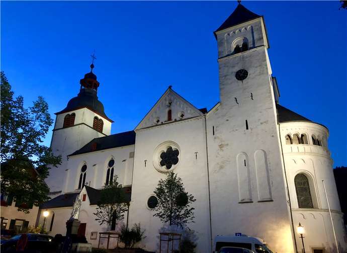 Neue Beleuchtung der Stiftskirche St. Castor spart Energie und Geld Energiesparende LED-Scheinwerfer sorgen dafür, dass der mit seinen mächtigen Türmen das Ortsbild dominierende „Moseldom“ in Treis-Karden auch bei Dunkelheit ins rechte Licht gerückt wird. innogy