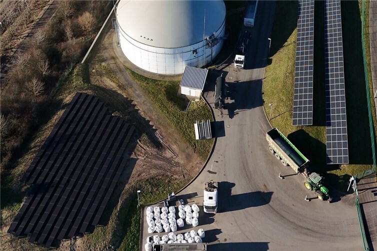 Energiewende auf einen Blick: In Boppard entsteht nicht nur Biogas, sondern auch Sonnenstrom, der direkt für den eigenen Strombedarf der Biogasanlage und der Betriebsgebäude genutzt wird. Foto: evm/Sascha Ditscher