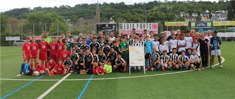 Energisch, aber fair ging es zu beim Benefiz-D-Jugendturnier, das im Rahmen des 40-jährigen Schuljubiläums der Realschule plus und Fachoberschule Untermosel bei bestem Wetter ausgetragen wurde. Foto: privat
