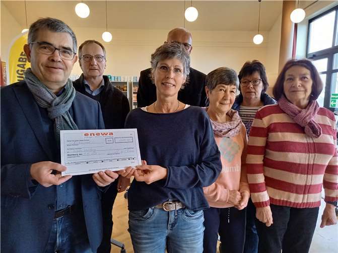 Enewa-Geschäftsführer Volker Strehl (li.) und Andrea Neu (3.v.l.) freuen sich mit Kirchenvertretern und Mitarbeiterinnen über die Spende für die ZUGABE.  Foto: Marilene Link