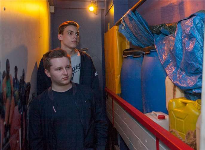 Eng geht es zu im „Fluchtauto“, das erfahren Lars Heiner (hinten) und Jonas Gemein im missio-Truck zum Thema „Flucht“ auf dem Sinziger Kirchplatz.  Bistum Trier