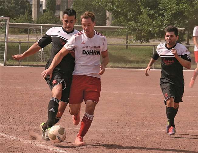 Eng ging es zu beim Pokalspiel der Kettig Reserve (weißes Trikot) gegen Türkgücü Bendorf.     TH