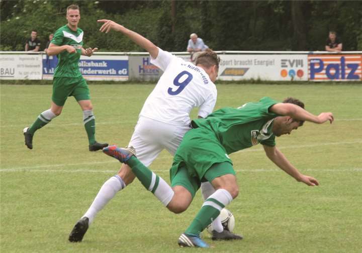 Eng ging es zu im Derby zwischen dem SV Niederwerth (weiß) und der SG Mülheim-Kärlich II.TH