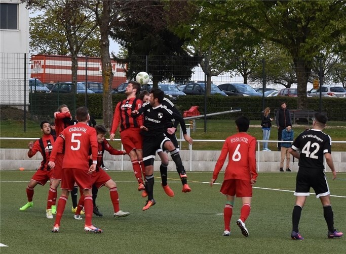 Eng sind es zu beim Spiel der Eisbären (in Rot) gegen den SV Windhagen. Am Ende trennten sich die Beiden mit einem 2:2. TH