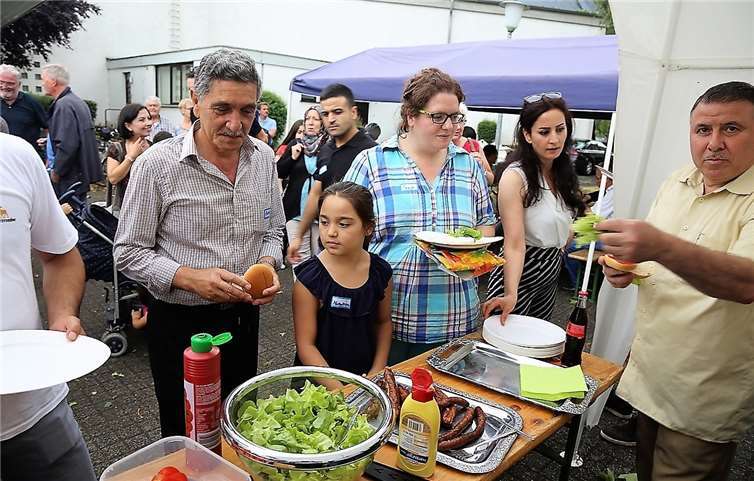 Eng umlagert war beim Sommerfest für Flüchtlinge von Rotary, Lions und Inner Wheel vor dem Pfarrhaus Heilig Kreuz „Cafe Asyl“ das Buffet mit Spezialitäten aus aller Herren Länder. Michael Thomas