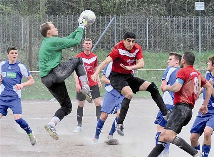 Eng war es beim Spiel von Anadolu Spor Koblenz (rotes Trikot) und dem VfL Kesselheim. Erst in der Schlussminute gelang Ali Carman der Ausgleich gegen die starken Gäste. TH
