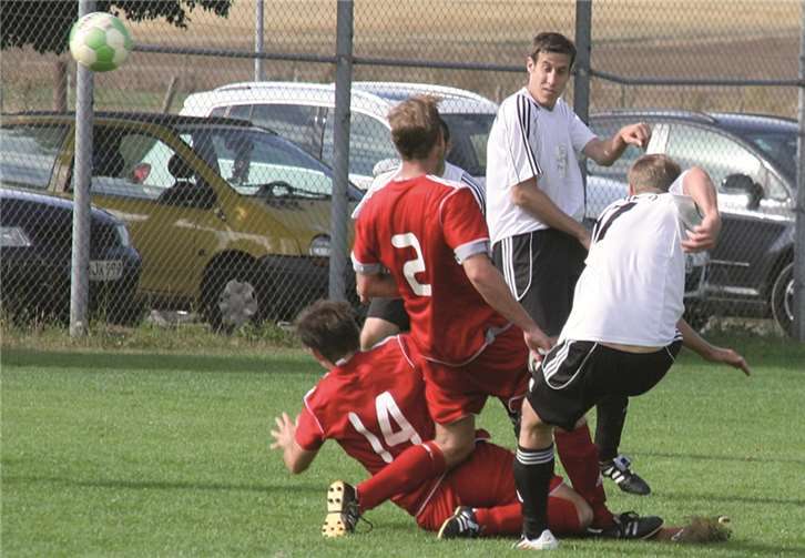 Eng war es im Hinspiel in Hüllenberg. Am Schluss siegte die SG Feldkirchen/Hüllenberg (rotes Trikot), in einer engen Begegnung, mit 3:1.TH