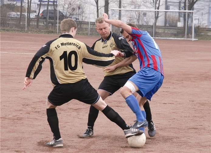 Eng war es lange Zeit in der Partie des TV Winningen bei der Reserve in Metternich. Erst ein Handelfmeter brachte die Gastgeber, kurz nach der Pause, auf die Siegerstraße.-TH-
