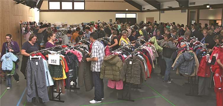 Eng wurde es für die Kaufinteressenten an den Ausstellungstischen und Kleiderständern in der Waldorfer Vinxtbachhalle wieder beim diesjährigen Herbstbasar „Passt, sitzt und hat Spiel“.WER