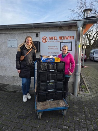 Engagement für die Region: Lilia Geis (links) bei der Spendenübergabe an Frau Graf von der Tafel Neuwied.