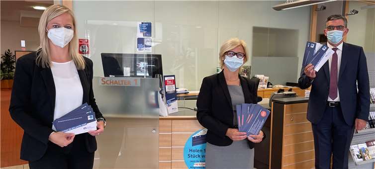 Engagieren sich mit dem „Umschlag gegen Telefonbetrug“ gegen Enkeltrickbetrüger: Astrid Israel, Leiterin der Geschäftsstelle Koblenz-Rizzastraße der Volksbank RheinAhrEifel eG, Serviceberaterin Enikö Ritli und Vorstandsmitglied Walter Müller, (v.l.n.r.). Foto: Volksbank RheinAhrEifel eG