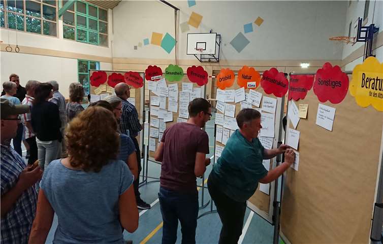 Engagiert beteiligten sich die Besucher der Auftaktveranstaltung zur Dorfmoderation in Girod.Christiane Hicking