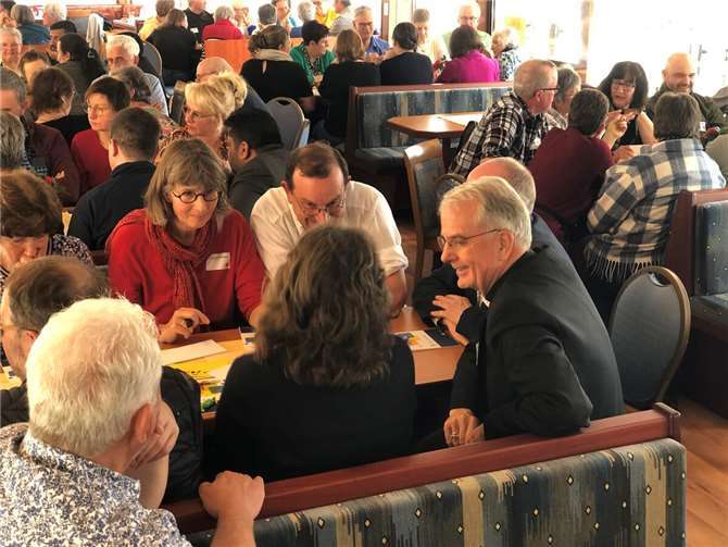 Engagiert diskutierte die Synodalversammlung über die künftigen Schwerpunkte der Arbeit im Pastoralen Raum. Mit dabei auch Weihbischof Jörg Michael Peters. Fotos: Dieter Junker