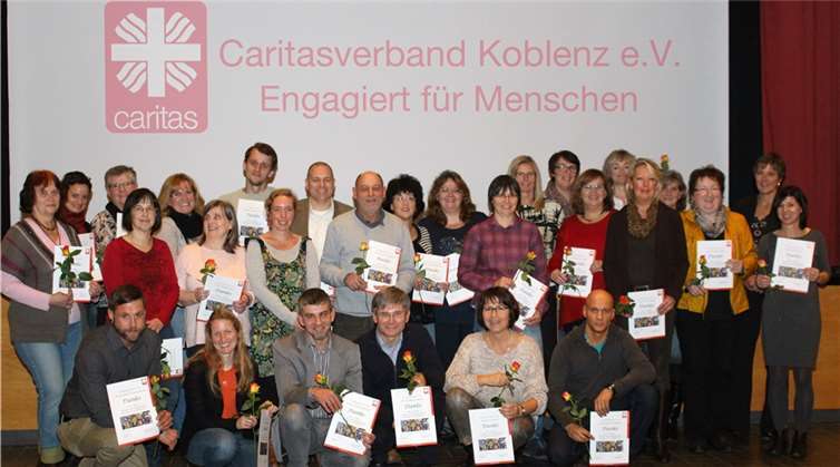 Seit vielen Jahren „engagiert für Menschen“ Engagiert für Menschen - Gruppenbild der Jubilare mit Caritasdirektorin Martina Best-Liesenfeld.privat