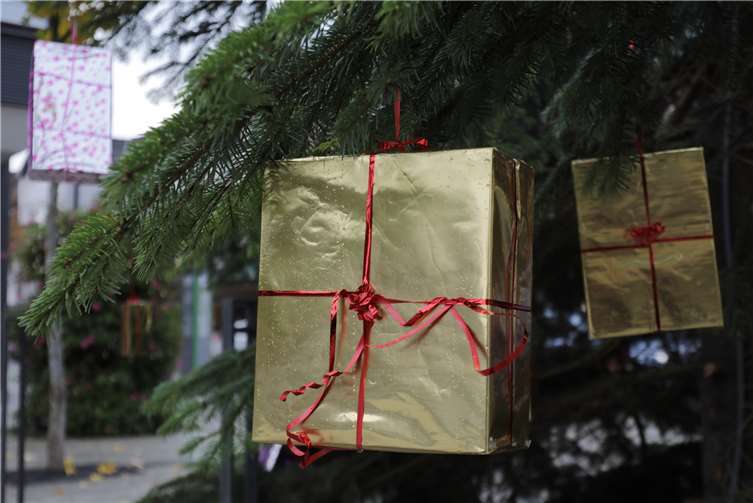 Engagierte Damen bastelten kleine Geschenkkartons als Baumschmuck.