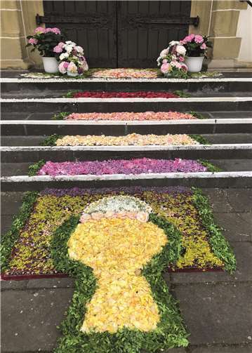 Engagierte Damen richteten diesen Blumenteppich vor dem Eingang der Kirche her. Foto: privat