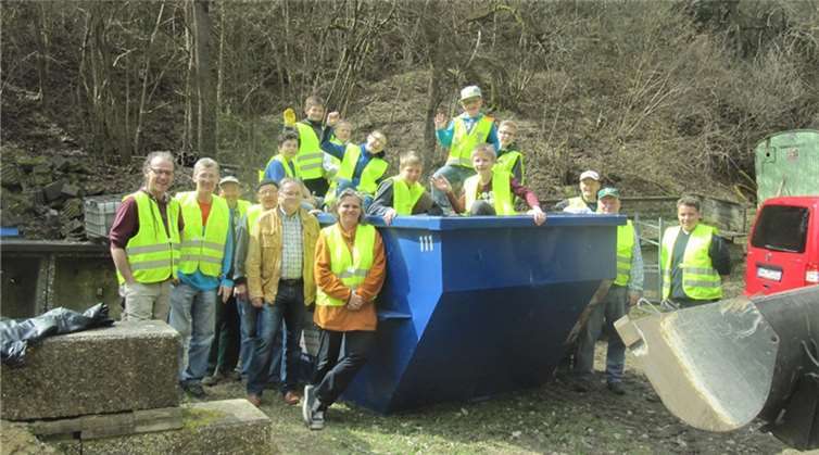 Engagierte Dorfbewohner aus Weibern halfen beim Dreckweg-Tag 2015 mit. privat
