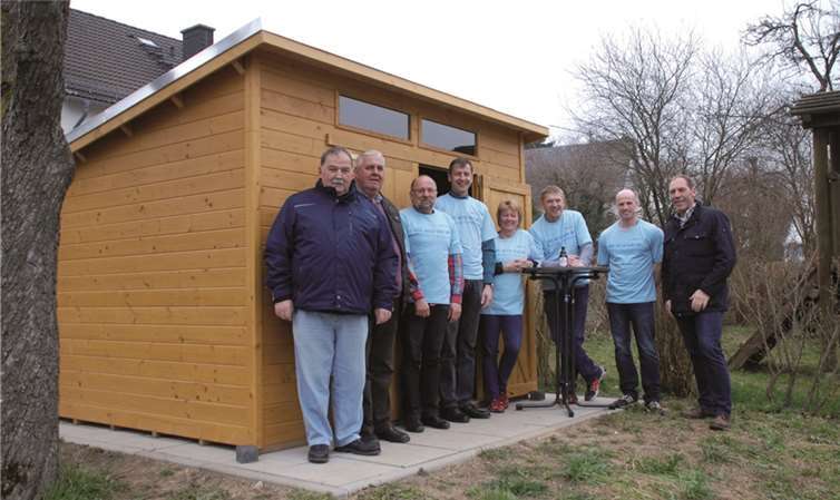 Engagierte Eltern stellten auf dem Außengelände der Kita Nörtershausen ein Blockbohnenhaus zur Unterbringung von Spielgeräten und Arbeitsmaterialien auf. Ortsbürgermeister Paul Kreber bedankte sich bei allen freiwilligen Helfern.privat