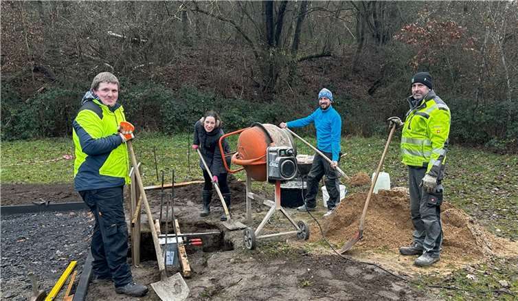 Engagierte Gleeser Bürger beim Einbetonieren des Basketballkorbes.  Foto:privat