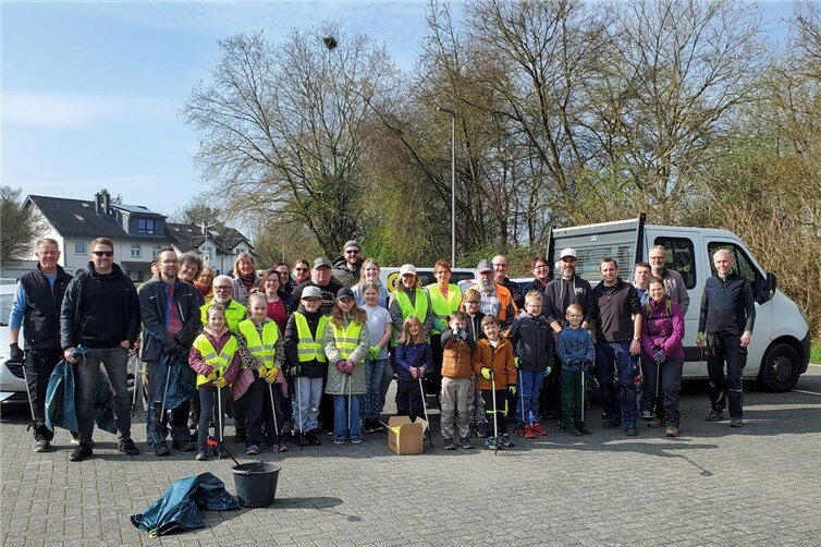 Engagierte Helfende zum Start der Aktion