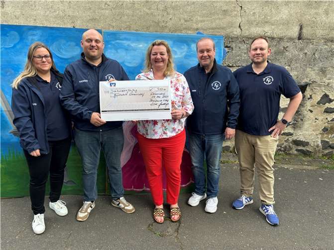 Engagierte Spende: Kirmesüberschuss finanziert Schulspielzeug: v.li. Susi Rüter (Schriftführerin), Thomas Rüter (1. Vorsitzender), Nicole Jaax (Rektorin), Dirk Zavelberg (Schatzmeister) und Tobias Borchert (2. Vorsitzender). Foto: privat