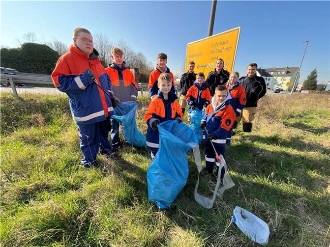 Engagierten sich bei den 22. Proppertagen für ein sauberes Weißenthurm: die Jugendlichen der „Thurer“ Jugendfeuerwehr mit ihrem Betreuerteam. Foto: E. Brüning