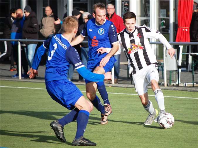 Enge Ballführung: Björn Gilles von der SG Eintracht Mendig/Bell ließ sich das Spielgerät von den beiden Germanen Jan Bernardy (links) und Paul Foehl (Mitte) nicht wegnehmen.