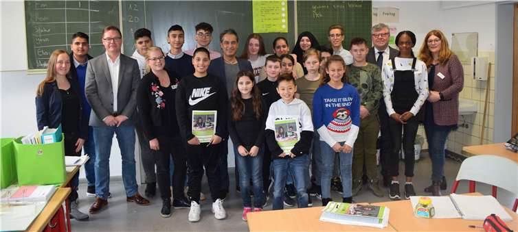 Enge und wertschätzende Zusammenarbeit aller Beteiligten hilft beim Bildungserfolg. Davon konnten sich der erste Kreisbeigeordnete und Bildungsdezernent Michael Mahlert und Murat Vural, geschäftsführender Vorsitzender von Chancenwerk e. V., überzeugen.Foto: privat