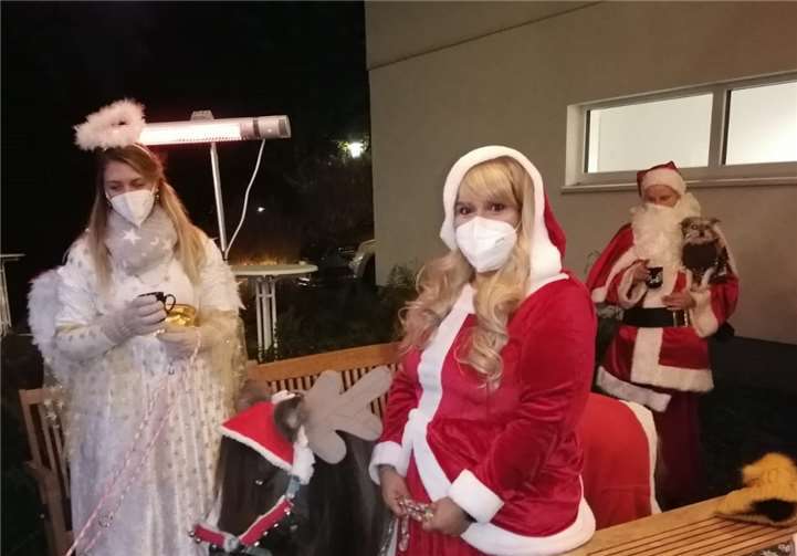 „Engel“ Maresa Kohnen, Pony Zina, „Nikolausin“ Ana Järke, „Nikolaus“ Felicia Löhr mit Therapiehund Olaf auf dem Arm.