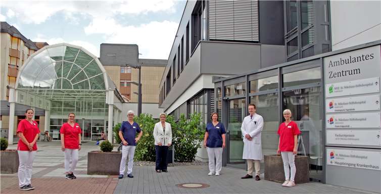 Engere Verzahnung von ambulanter und stationärer Patientenversorgung in Andernach: Fachärztin Dr. Simone Saller (3.v.r.) verstärkt das Team der fachärztlichen Schwerpunktpraxis für Magen-Darm-Erkrankungen von Dr. Franz Josef Heil sowie die Fachabteilung Innere Medizin/ Gastroenterologie des St. Nikolaus-Stiftshospitals.Foto: St. Nikolaus-Stiftshospital