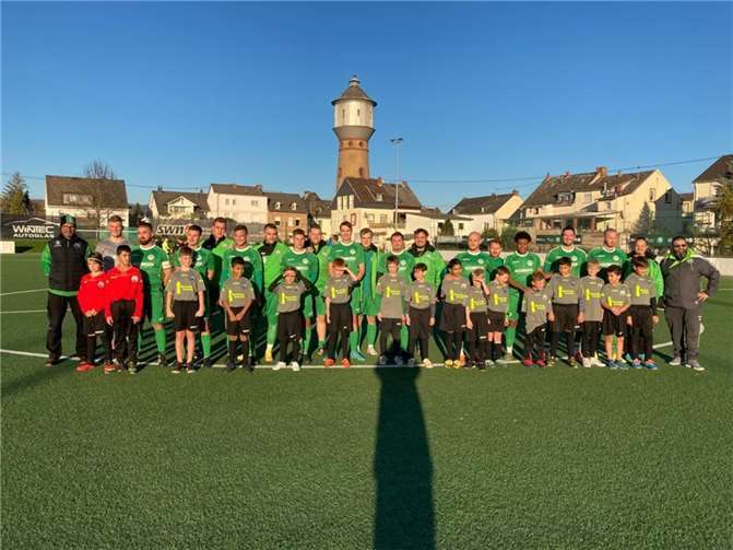 „Engerser Jungs“: Das Bild zeigt die 2. Mannschaft des FVE zusammen mit der E2-Jugend, der sie neue Trikots gesponsert hatte – mit dem Schriftzug „von der Zweiten für die Zweite“.  Fotos: FV Engers