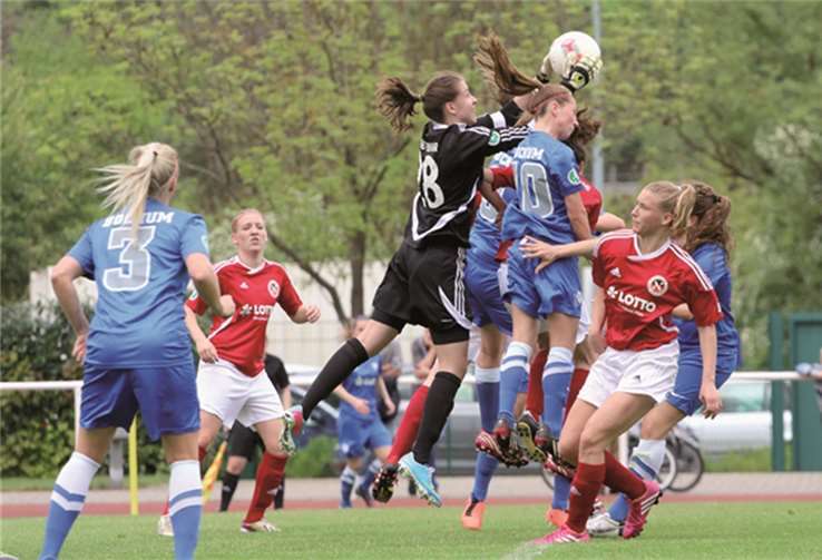 Enija Anna Vaivode (schwarz) wehrt sich gegen die drohende Niederlage. Guido Kölzer