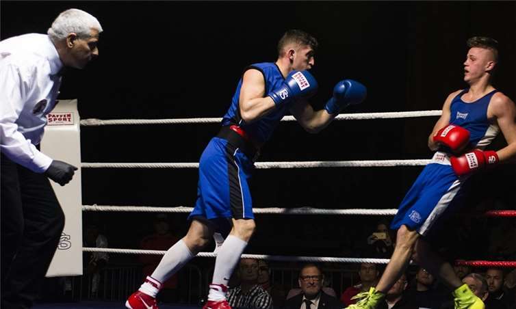 Enis Agushi (rechts) setzt nach einem Wirkungstreffer nach und sicherte sich letztendlich den Sieg. privat