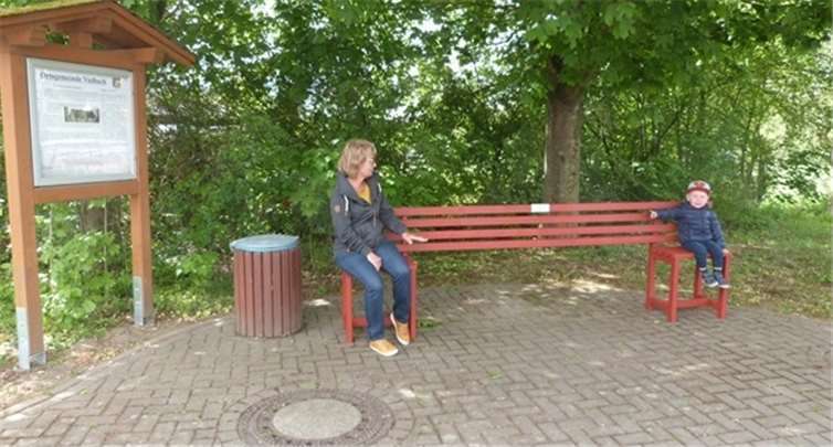 Enkel trifft Oma mit genügend Sicherheitsabstand. Foto: Ortsgemeinde Vielbach