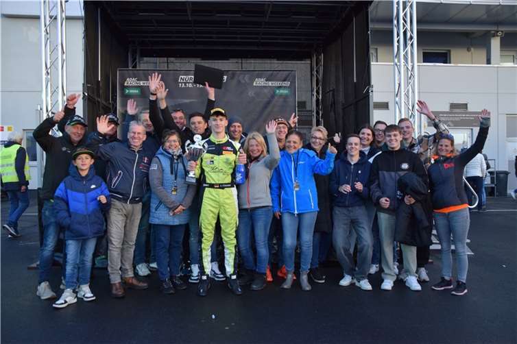 Enrico Förder mit einigen seiner Fans bei der Siegerehrung am Nürburgring.  Fotos: Storm Photography