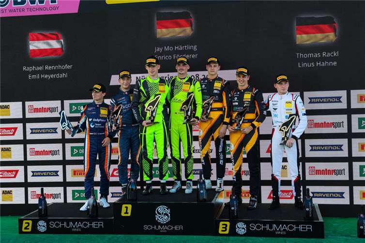 Enrico Förderer (Mitte) und Jay Mo Härtling feiern nach einem harten Rennwochenende die Platzierung auf dem Podium.  Foto: privat