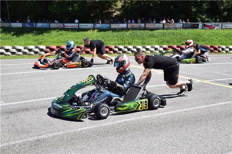 Enrico Förderer beim Start mit Mechaniker Patric Hautz.  Foto: Storm Photography