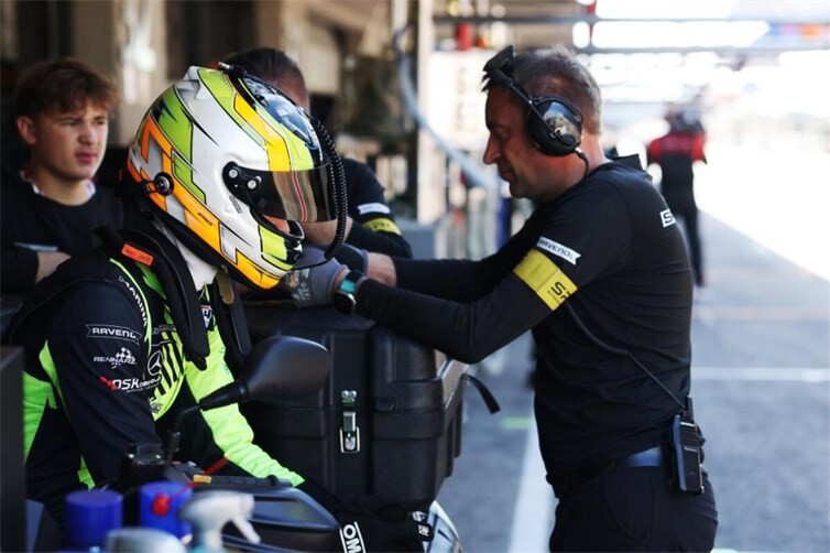 Enrico Förderer bereitet sich auf seinen Renneinsatz beim Saisonfinale der GT4 European Series in Portimão vor. Der 19-jährige Westerwälder krönte seine Debütsaison mit dem Vizetitel in der Silver-Klasse.
