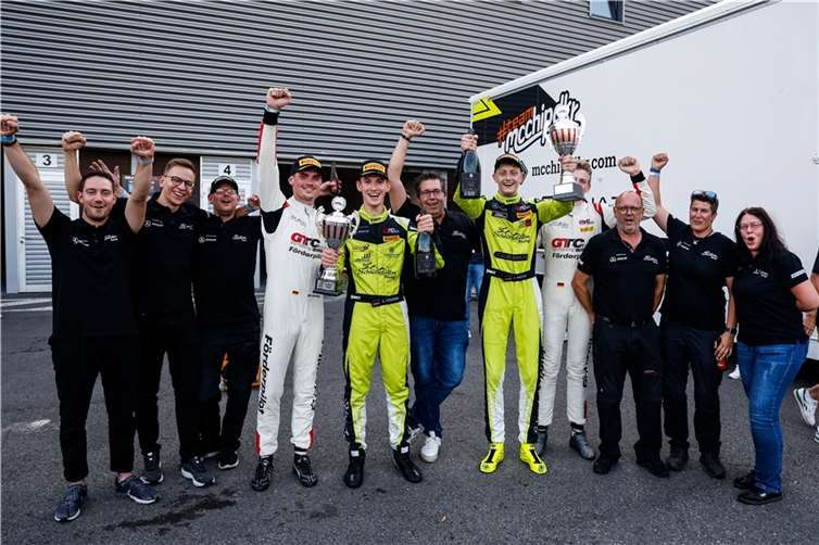 Enrico Förderer feiert seinen Sieg beim GTC Race in Spa.  Fotos: Alexander Trienitz