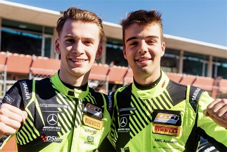 Enrico Förderer (l.) und Cedric Fuchs feiern Platz drei im Saisonfinale und die Vize-Europameisterschaft in der Silver-Klasse der GT4 European Series.