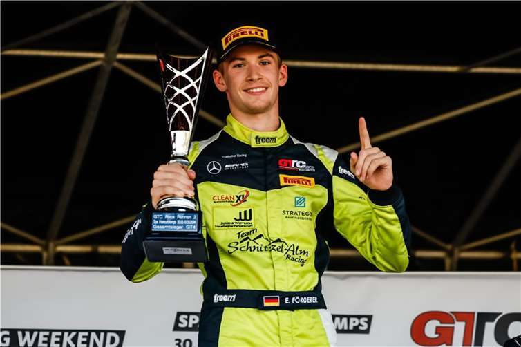 Enrico Förderer mit dem Siegerpokal.