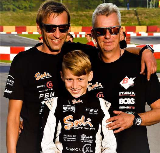 Enrico Förderer mit seinen beiden Mechanikern Waldemar Förderer und Andy Anton.