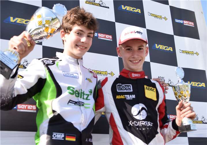 Enrico Förderer (rechts) freut sich, einen Pokal mit nach Hause zu nehmen.