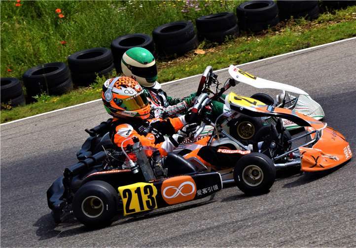 Enrico Förderer überholt einen Gegner in der Rechtskurve