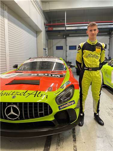 Enrico Förderer vor dem GT4.  Fotos: privat